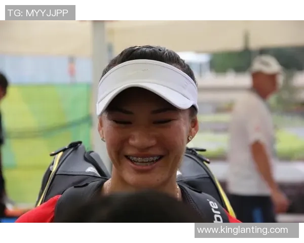 足球明星佩戴隐形牙套展现自信微笑助力场上表现